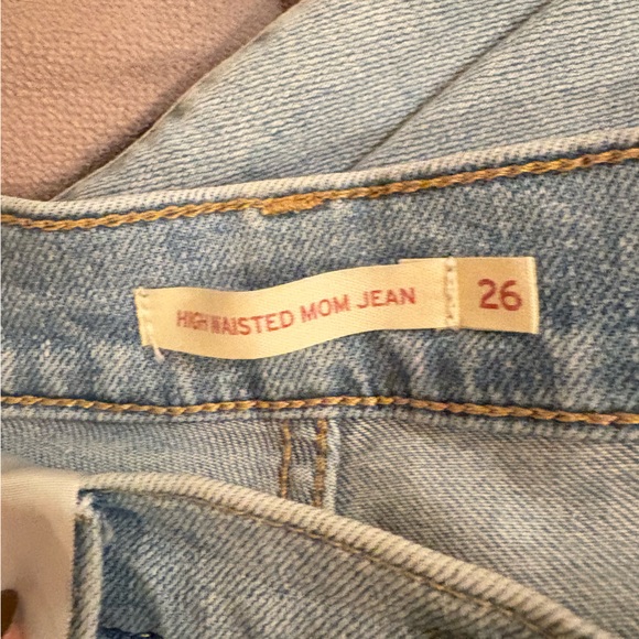 Levi’s High-Waisted Mom Jean size 26 - Picture 2 of 3